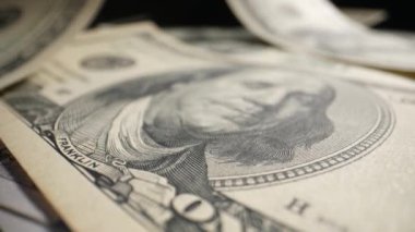 Masaya yakın plan 100 dolarlık banknotlar. Dolly vurdu.