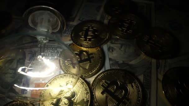 100 Dollar Scheine Mit Bitcoin Münzen Und Glühenden Elektrischen Lampen — Stockvideo