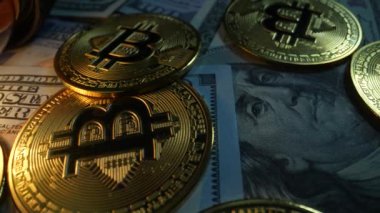 100 dolarlık banknotlar, bitcoin paralar ve parlayan elektrik lambaları. Dolly vurdu.