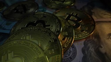 100 dolarlık banknotlar, bitcoin paralar ve parlayan elektrik lambaları. Dolly vurdu.