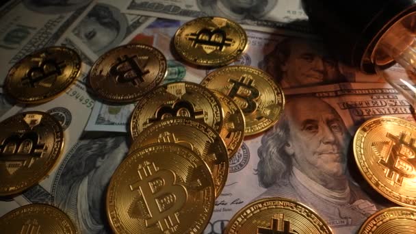 100 Dolláros Bankjegyek Bitcoin Érmékkel Izzó Elektromos Lámpával Dolly Lőtt — Stock videók