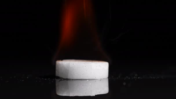 Kuru Alkolü Tabletlerde Yakmak Siyah Arka Planda Kuru Yakıt — Stok video