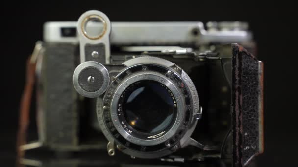 Starý Nefunkční Fotoaparát Otevřeným Objektivem Černém Pozadí Dolly Shot — Stock video