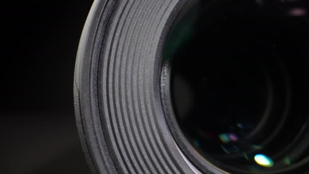 黒の背景に対物レンズのクローズアップ ドリーショット — ストック動画