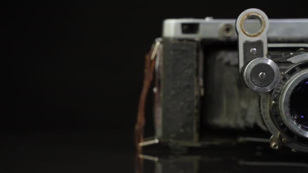 Starý Nefunkční Fotoaparát Otevřeným Objektivem Černém Pozadí Dolly Shot — Stock video