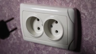 Elektrik prizinin prizini 220 voltluk bir prize takın. Ağır çekim. Dolly vurdu.