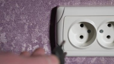 Elektrik prizinin prizini 220 voltluk bir prize takın. Ağır çekim. Dolly vurdu.