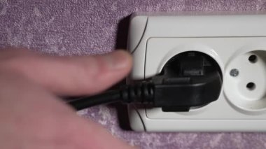 Prizdeki elektrik prizini 220 voltla sökün. Ağır çekim. Dolly vurdu.