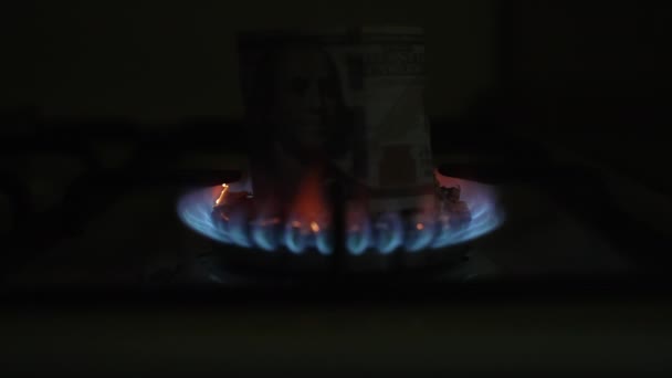 Billete 100 Dólares Arde Una Estufa Gas Cámara Lenta Dolly — Vídeos de Stock