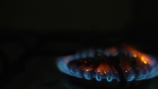 Ceneri Carta Bruciata Bruciatore Gas Crepuscolo Rallentatore Dolly Sparato — Video Stock