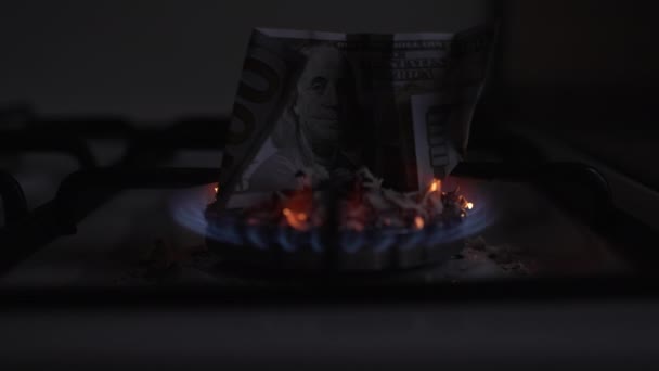 100 Dolarlık Banknot Bir Gaz Sobasında Yanıyor Ağır Çekim Dolly — Stok video