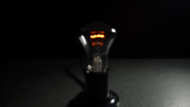 Wolframová Spirálová Žárovka Houpe Drátu Černém Pozadí Dolly Postřelená Detailní — Stock video