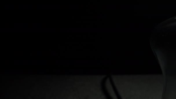 Вольфрамова Спіральна Нитка Лампи Гойдається Дроті Чорному Тлі Доллі Стріляв — стокове відео