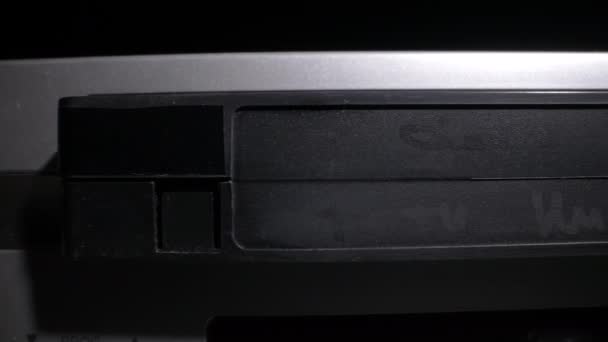 Het Plaatsen Verwijderen Van Een Vhs Cassette Een Oude Videorecorder — Stockvideo