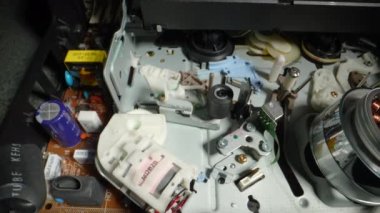 VHS kaseti ve kaset çaları olan eski bir VHS VCR 'ın başı. Dolly vurdu. Yakın plan.