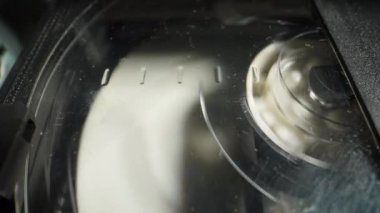 Videodaki eski bir VHS kasedini geri sarmak. Dolly vurdu. Yakın plan.