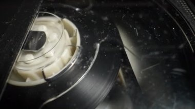 Videodaki eski bir VHS kasedini geri sarmak. Dolly vurdu. Yakın plan.