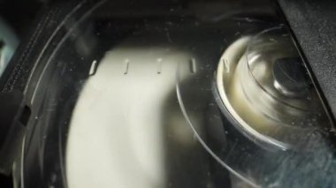 Videodaki eski bir VHS kasedini geri sarmak. Dolly vurdu. Yakın plan.