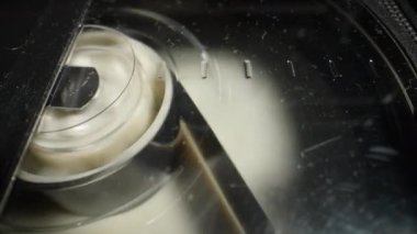 Videodaki eski bir VHS kasedini geri sarmak. Dolly vurdu. Yakın plan.