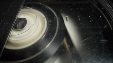 Videodaki eski bir VHS kasedini geri sarmak. Dolly vurdu. Yakın çekim zaman dilimi