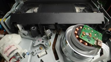 VHS kaseti ve kaset çaları olan eski bir VHS VCR 'ın başı. Dolly vurdu. Yakın plan.