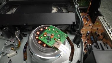 VHS kaseti ve kaset çaları olan eski bir VHS VCR 'ın başı. Dolly vurdu. Yakın plan.