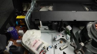 VHS kaseti ve kaset çaları olan eski bir VHS VCR 'ın başı. Dolly vurdu. Yakın plan.