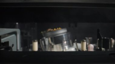 Eski bir VHS VCR 'ın içindeki manyetik kafa. Dolly vurdu. Yakın plan.