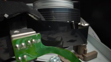 VHS kaseti ve kaset çaları olan eski bir VHS VCR 'ın başı. Dolly vurdu. Yakın plan. Yavaş çekim