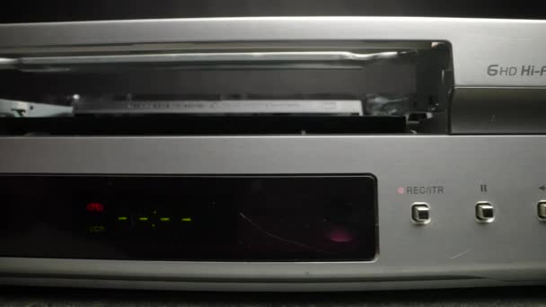 Inserimento Rimozione Una Cassetta Vhs Vecchio Videoregistratore Dolly Sparato Primo — Video Stock