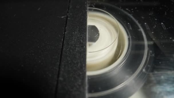 Přetáčení Staré Kazety Videorekordéru Dolly Postřelená Detailní Záběr — Stock video