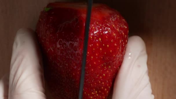 Las Fresas Maduras Cortan Con Cuchillo Una Tabla Madera Primer — Vídeo de stock