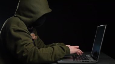 Kız hacker dizüstü bilgisayarda çalışıyor. Kod yazıyor. Dolly vurdu.