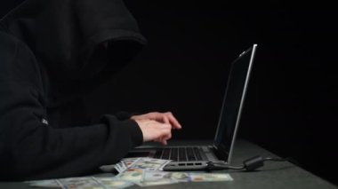 Kız hacker dizüstü bilgisayarda çalışıyor. Kod yazıyor. Dolly vurdu.