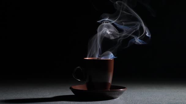 黒の背景にテーブルの上に熱い香りのコーヒーとカップ スローモーション — ストック動画