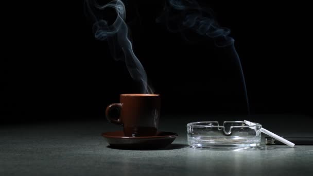 Taza Con Café Caliente Cigarrillo Cenicero Sobre Una Mesa Sobre — Vídeo de stock