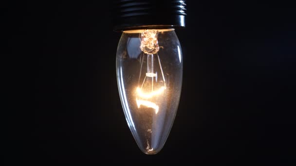 Lámpara Incandescente Espiral Tungsteno Sobre Alambre Sobre Fondo Negro Dolly — Vídeo de stock