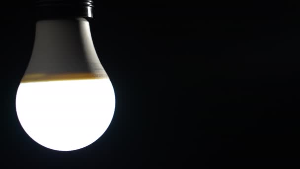 Luz Día Led Intermitente Lámpara Balanceo Alambre Sobre Fondo Negro — Vídeo de stock