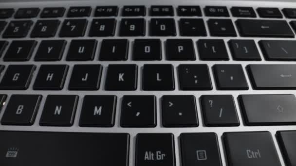 新笔记本电脑的键盘特写 Dolly Shot — 图库视频影像