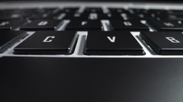 Клавиатура Нового Ноутбука Крупным Планом Долли Выстрелил — стоковое видео