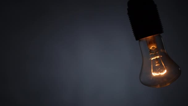 Вольфрамова Спіральна Нитка Лампи Гойдається Дроті Чорному Тлі Повільний Рух — стокове відео