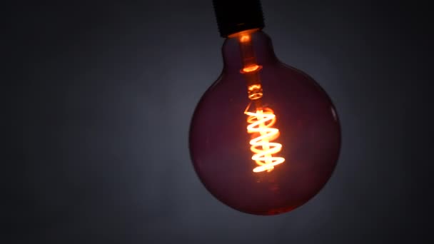 Червона Світлодіодна Спіральна Лампа Гойдається Провідному Чорному Тлі Повільний Рух — стокове відео