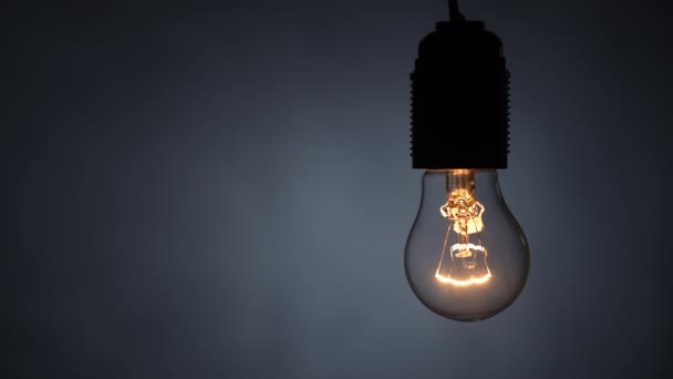 Lámpara Incandescente Espiral Tungsteno Sobre Alambre Sobre Fondo Negro Dolly — Vídeo de stock