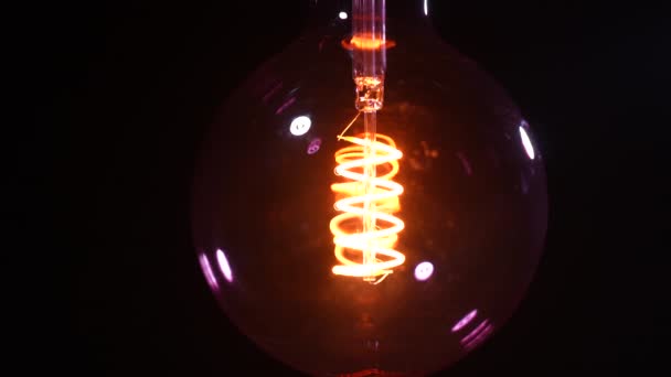 Lampe Spirale Led Rouge Sur Fil Sur Fond Noir Dolly — Video