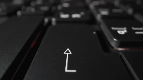 Клавиатура Старого Черного Ноутбука Долли Выстрелила Крупный План — стоковое видео