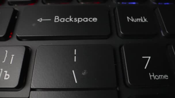 Klávesnice Starého Černého Laptopu Dolly Postřelená Detailní Záběr — Stock video
