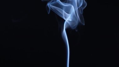 Siyah bir arka planda sigara dumanı. Yakın çekim Yavaş çekim