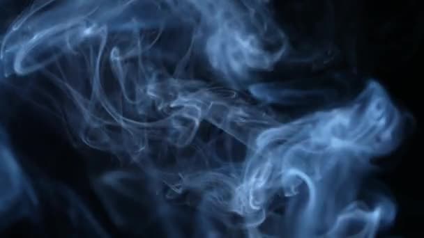 Sbuffi Fumo Una Sigaretta Sfondo Nero Primo Piano Rallentatore — Video Stock