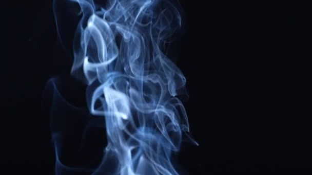 Podmuch Dymu Papierosa Czarnym Tle Zbliżenie Wolny Ruch — Wideo stockowe