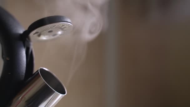 뜨거운 수증기가 스토우 주전자에서 나온다 슬로우 클로즈업 — 비디오